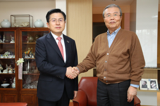 손잡은 황교안-김종인  황교안(왼쪽) 미래통합당 대표가 26일 김종인 전 더불어민주당 비상대책위원회 대표 자택을 방문, 인사하고 있다. 김 전 대표는 이날 미래통합당 총괄 선대위원장직을 수락했다.  연합뉴스